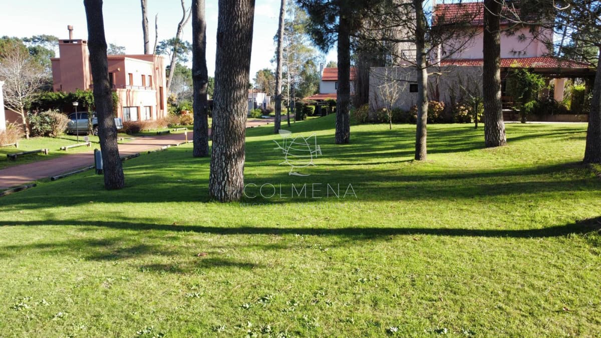 En Pinares, Punta del Este vende terreno ideal para inversión