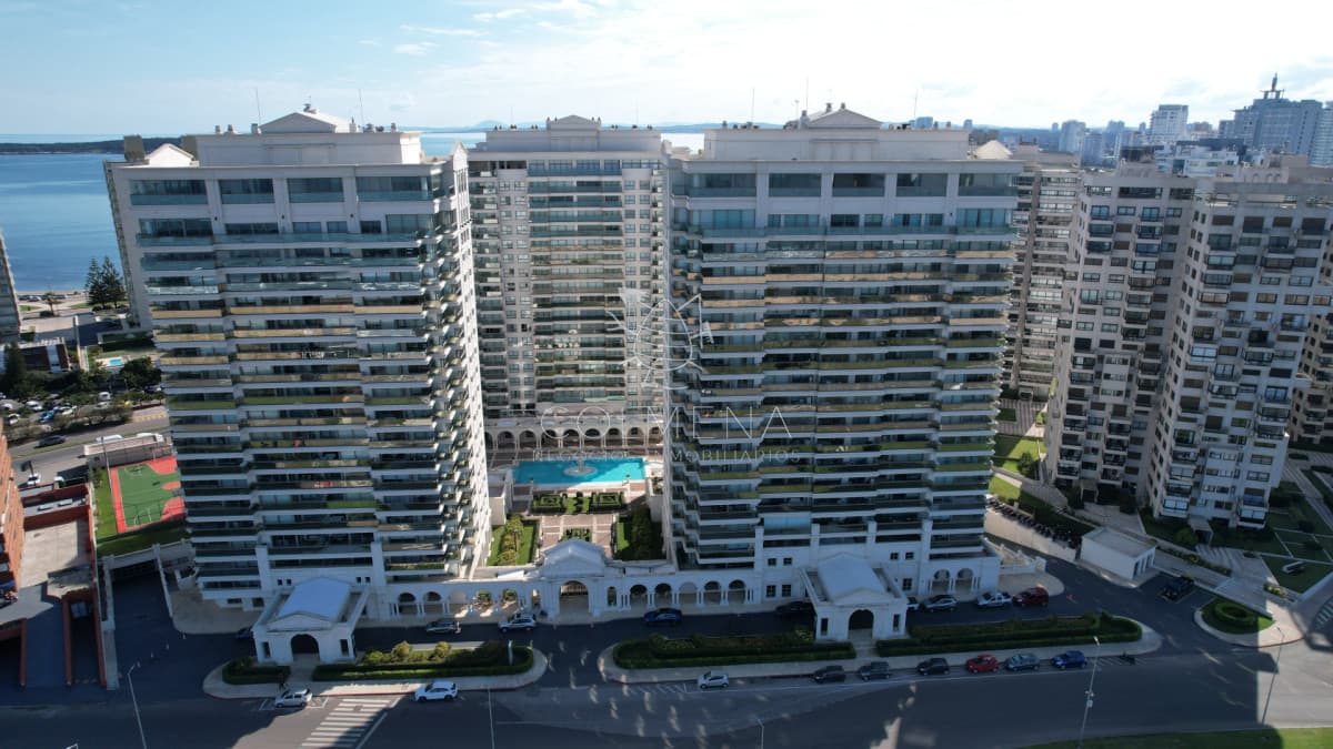 Apartamento en Venta de 3 dormitorios Frente al Mar , Playa Brava , Punta del este