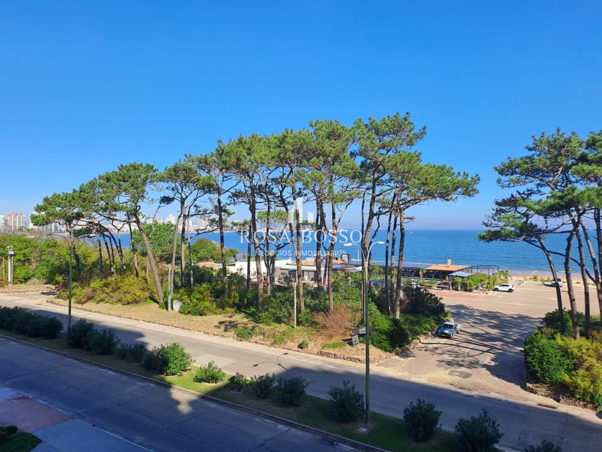 Apartamento en Venta de 2 dormitorios en Edificio I´marangatu, Playa Mansa , Punta del Este