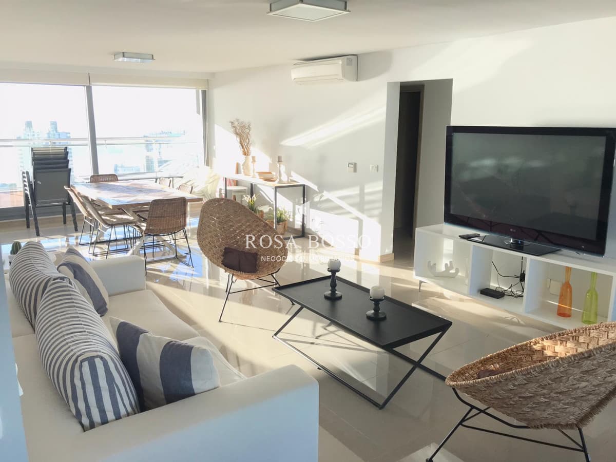 Espectacular departamento, de 3 dormitorios, a la venta en Punta del Este