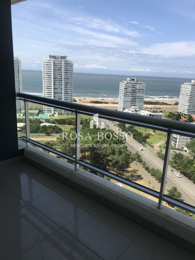 Apartamento en Torre One II. Al frente. unidad de 1 dormitorio en Punta del Este