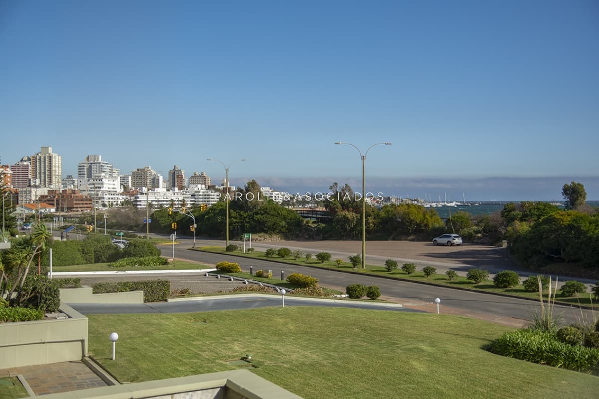 Hermoso apartamento en venta de 3 dormitorios en edificio Malecón IV, Punta del Este.