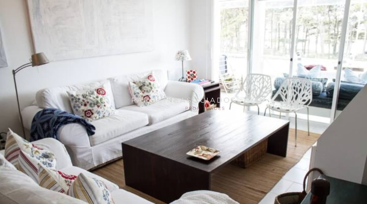 Apartamento de 2 dormitorios a la venta en Rincón del Indio, Punta del Este.