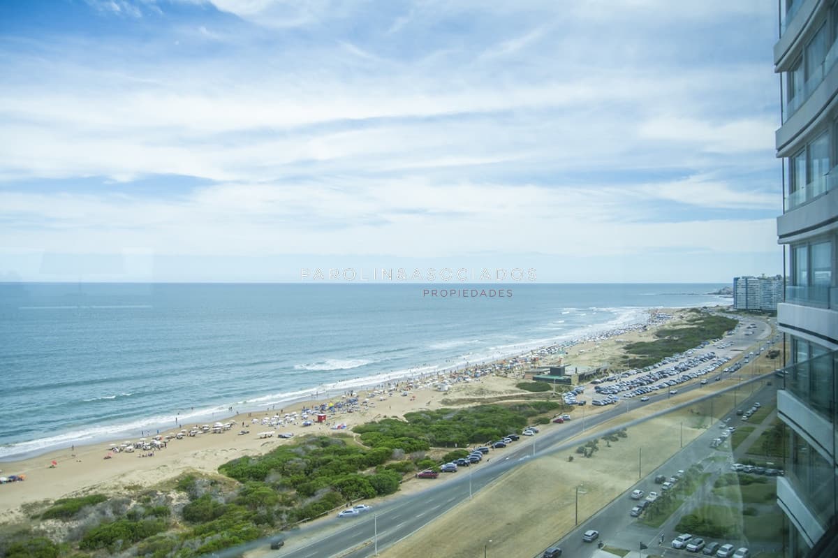 Apartamento en venta de 3 dormitorios en Tiburón, Playa Brava Punta del Este.