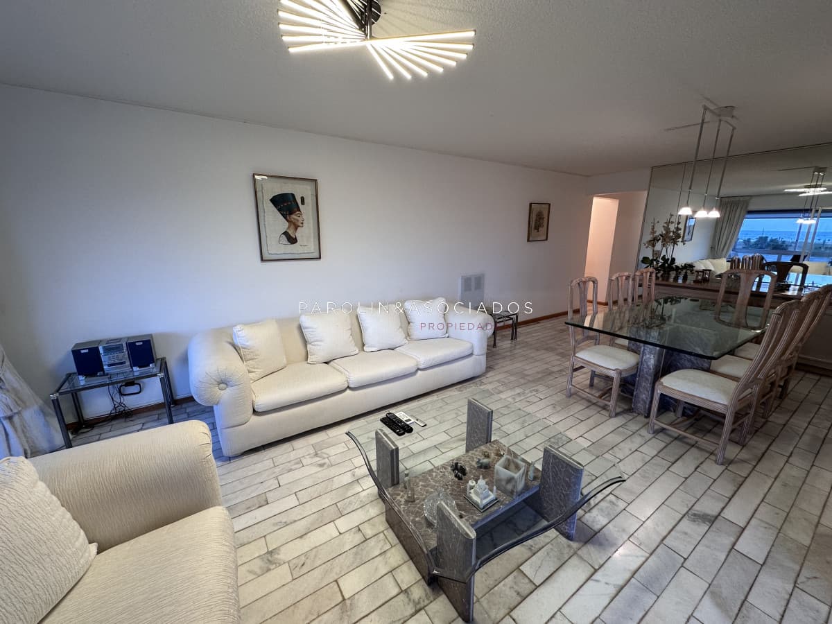 Vende apartamento de 3 dormitorios en Playa Brava, Punta del Este