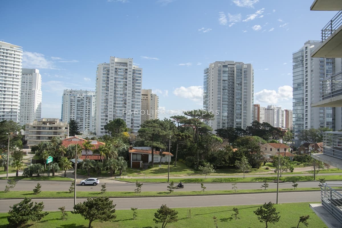 Apartamento de 2 dormitorios en venta en Alexander Boulevard, Punta del Este.