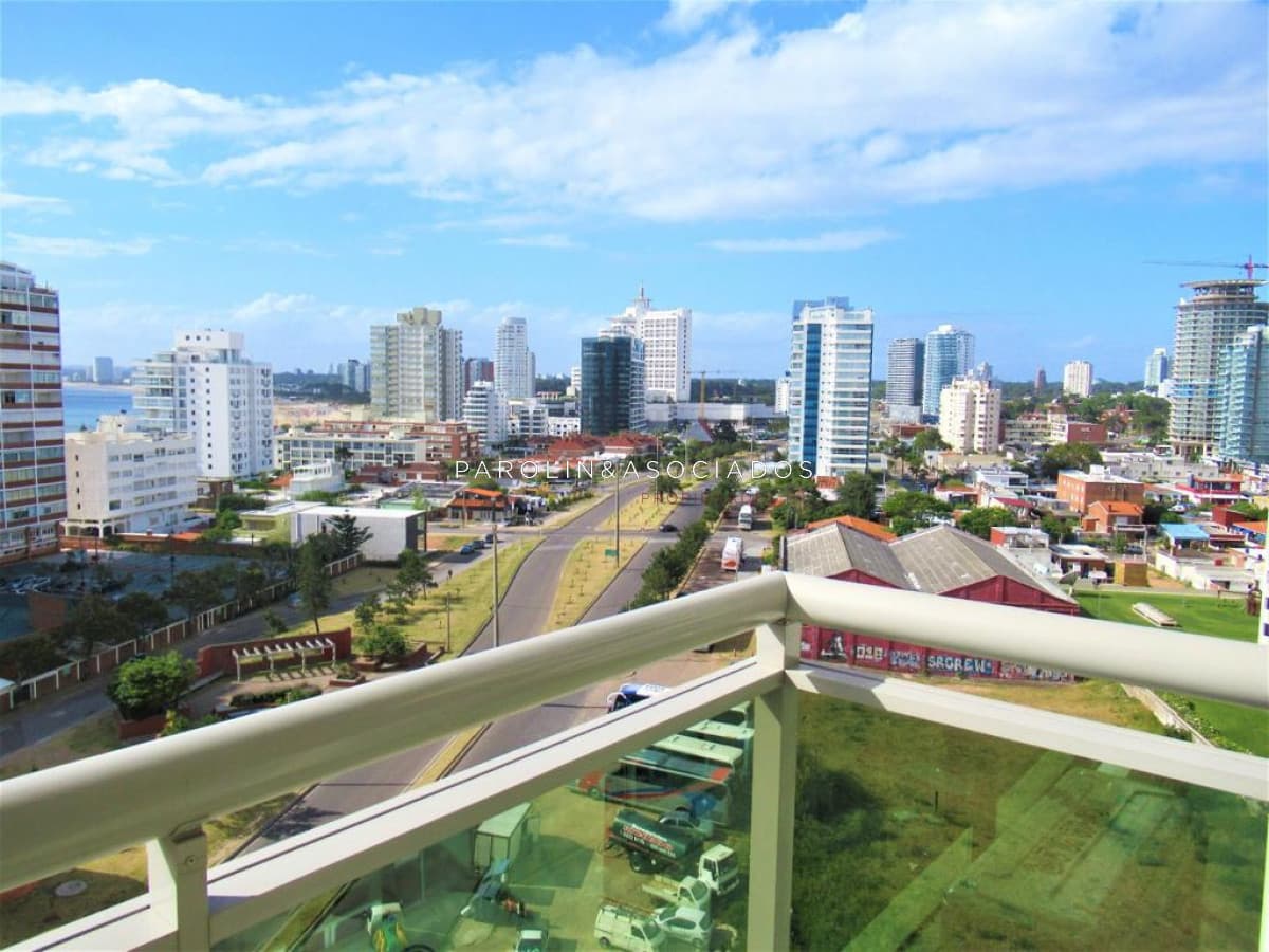 Hermoso apartamento en venta con agradable vista al mar en Torre Imperiale, Punta del Este.