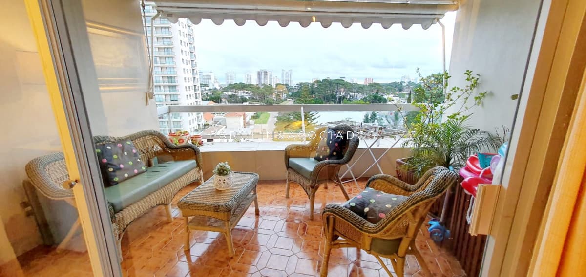 Hermoso apartamento en venta con agradable vista en Punta del Este.
