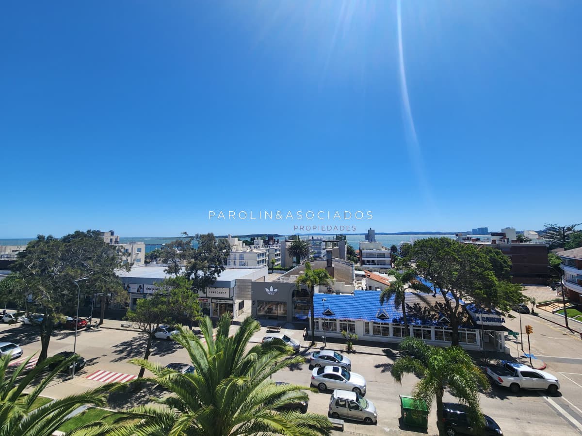 Apartamento en venta de 3 dormitorios en edificio Campidoglio II, Punta del Este.