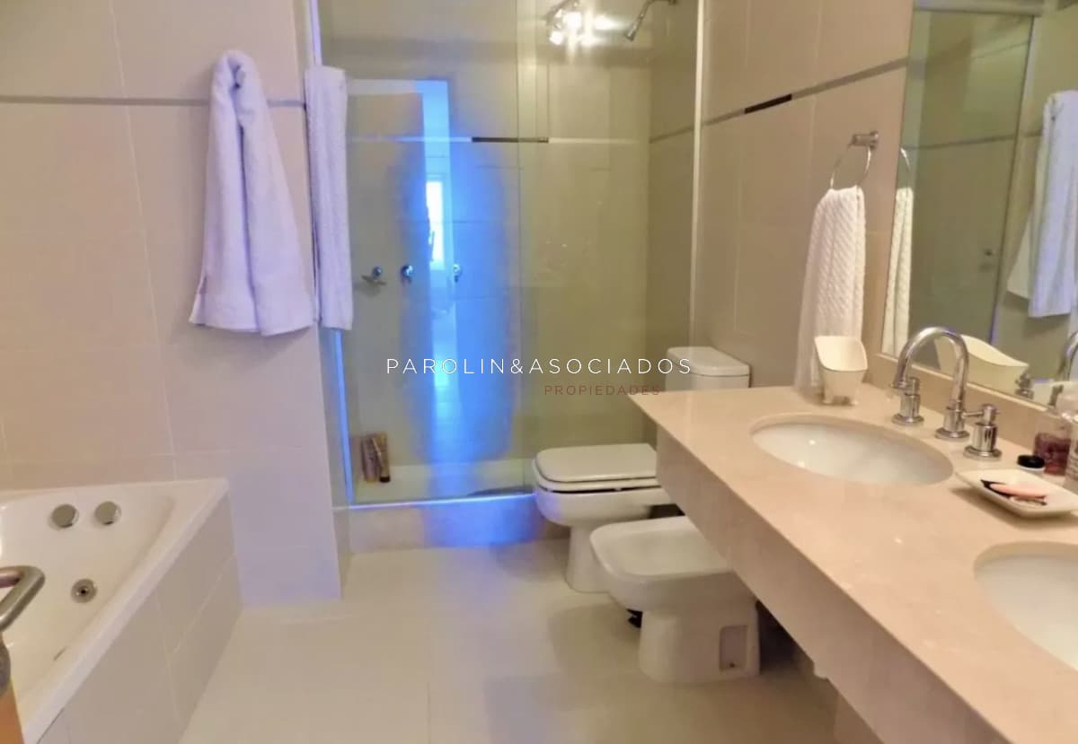 Apartamento en Seasons Tower 2 dormitorios, Punta del Este.