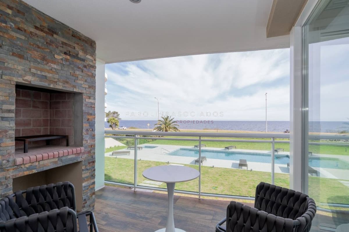 Apartamento en Alquiler de 2 dormitorio frente al Mar en Edificio Cruceros, Punta del este , Playa Mansa