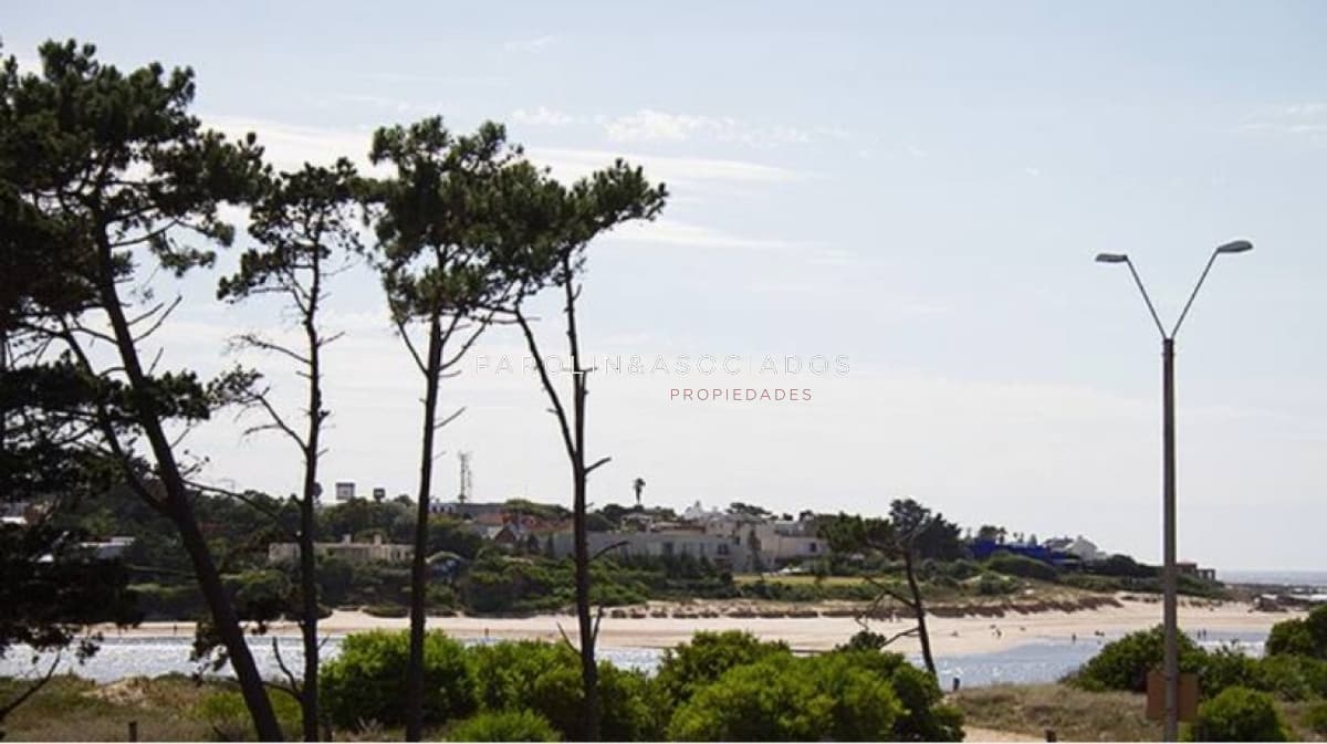 Apartamento de 2 dormitorios a la venta en Rincón del Indio, Punta del Este.
