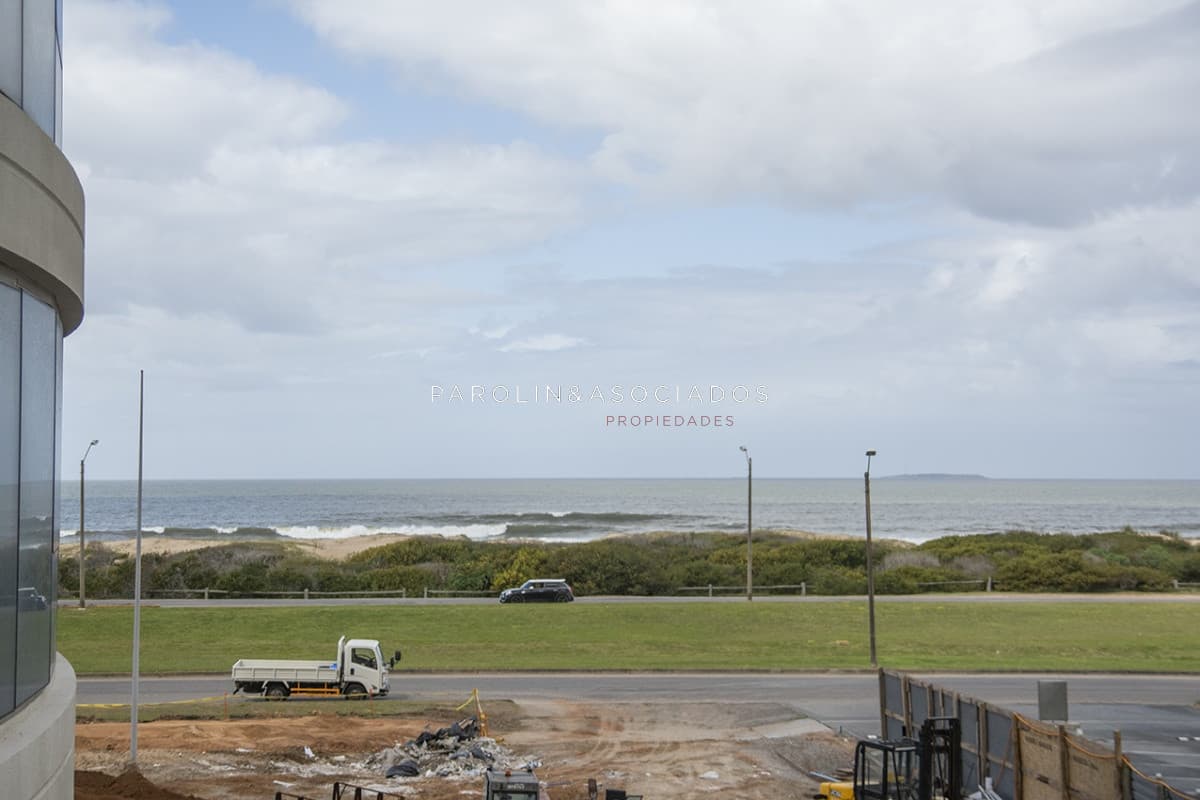 Apartamento en venta en primera fila de playa Brava, Trump Tower.