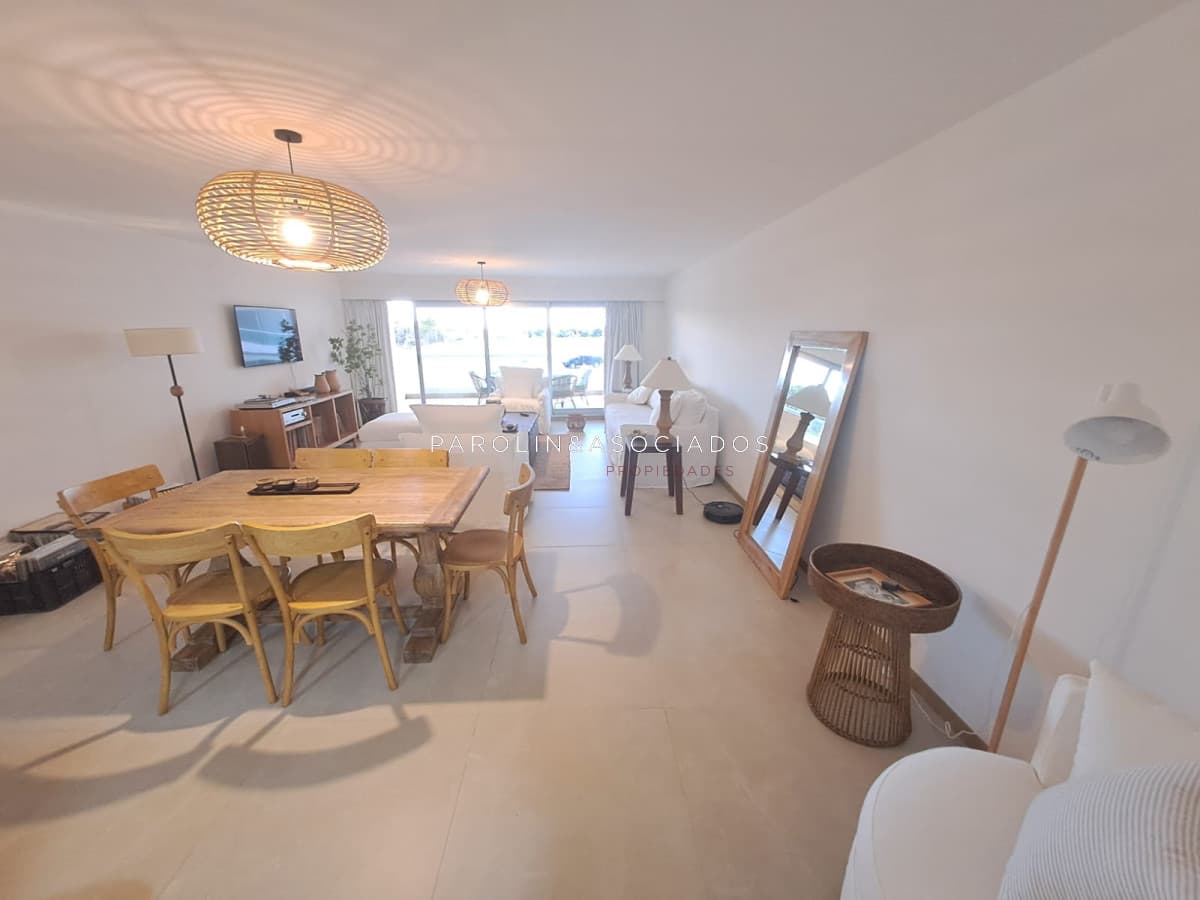 Apartamento en venta de 2 dormitorios en edificio Silente, Punta del Este.