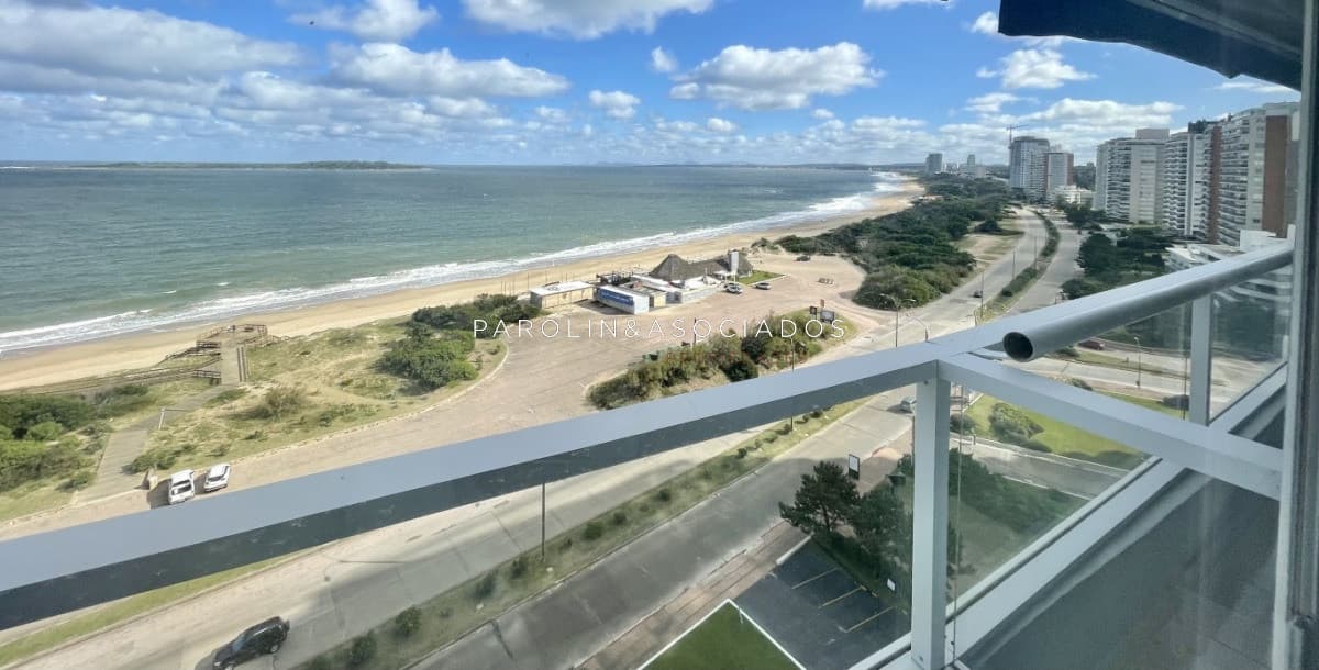 Apartamento en venta de 3 dormitorios en Beverly Tower, Punta del Este.