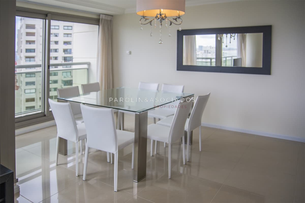 Apartamento de 2 dormitorios a pasos del Mar en torre Imperiale, Punta del Este.