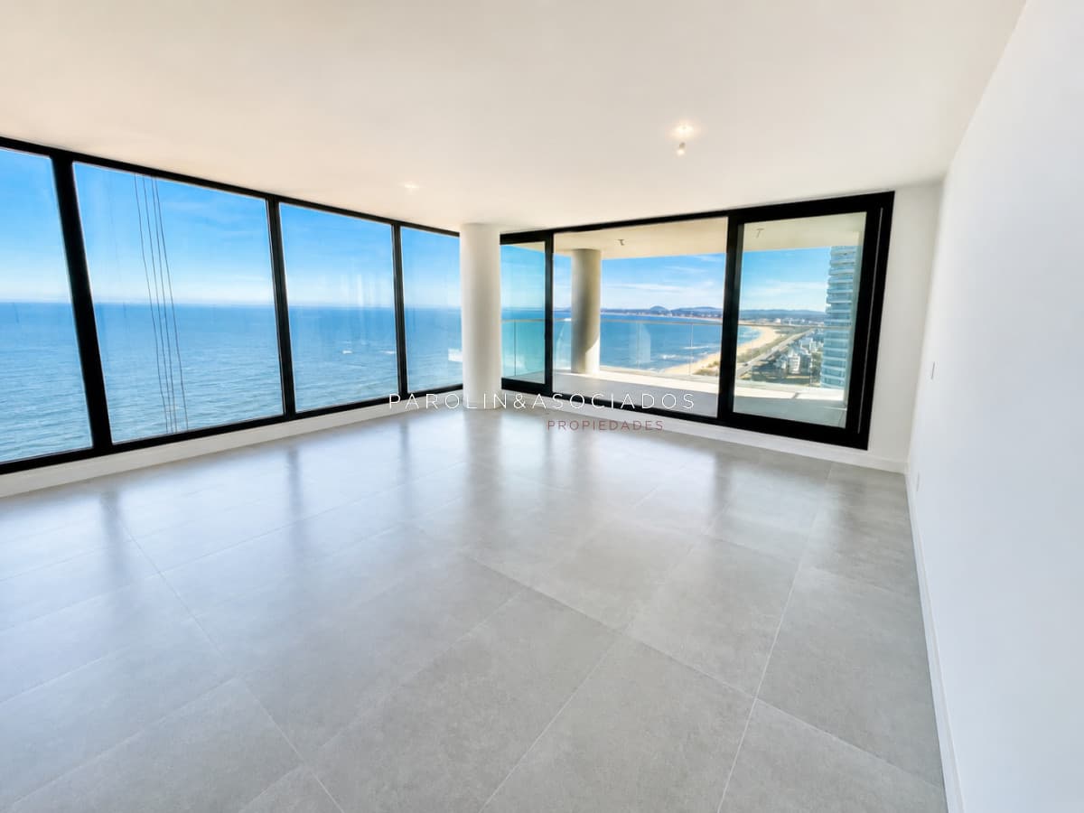 Apartamento de 4 dormitorios frente al mar en Torre Venetian, Punta del Este.