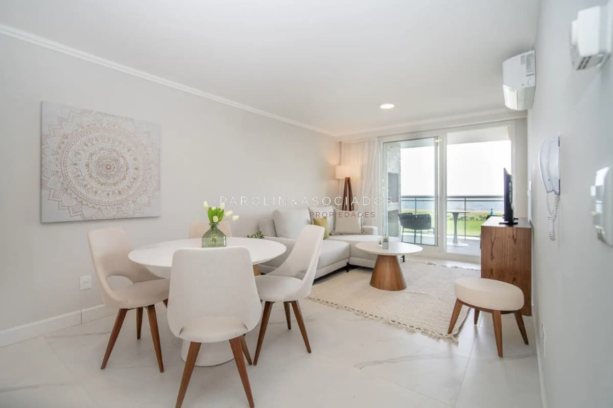 Apartamento en Alquiler de 2 dormitorio frente al Mar en Edificio Cruceros, Punta del este , Playa Mansa