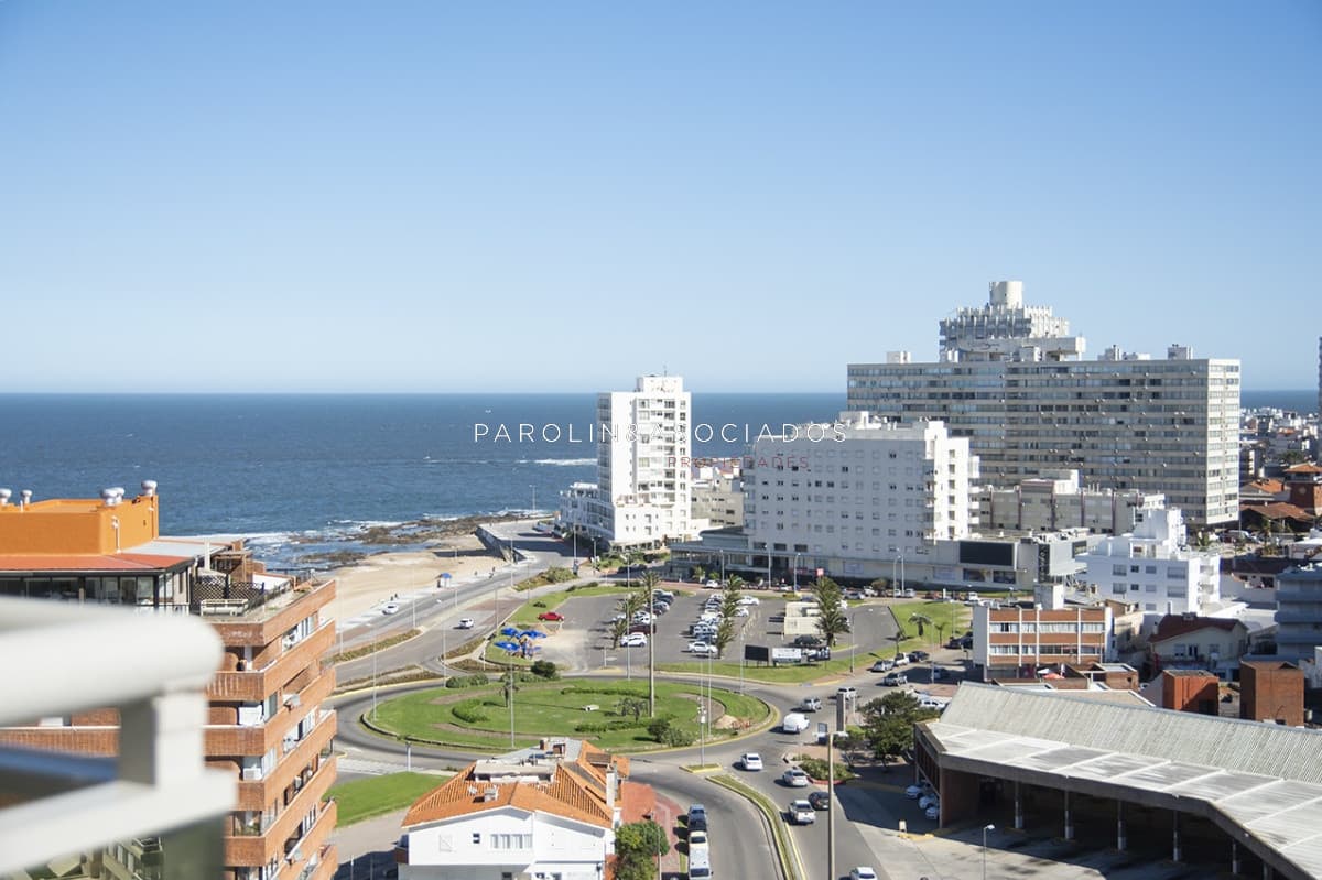 Apartamento en venta con vista al mar en Torre Imperiale, Punta del Este.