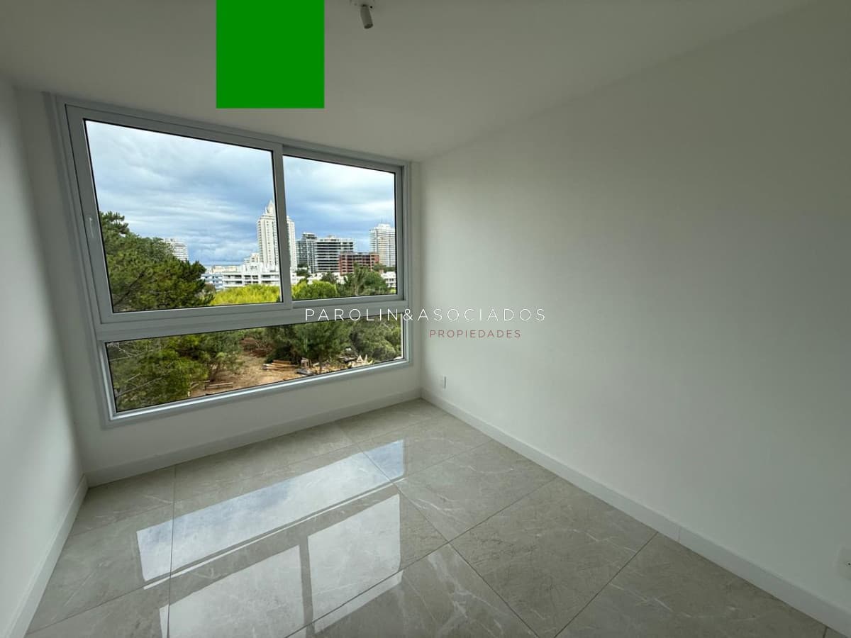 Vende apartamento de 1 dormitorio y medio en Punta del Este