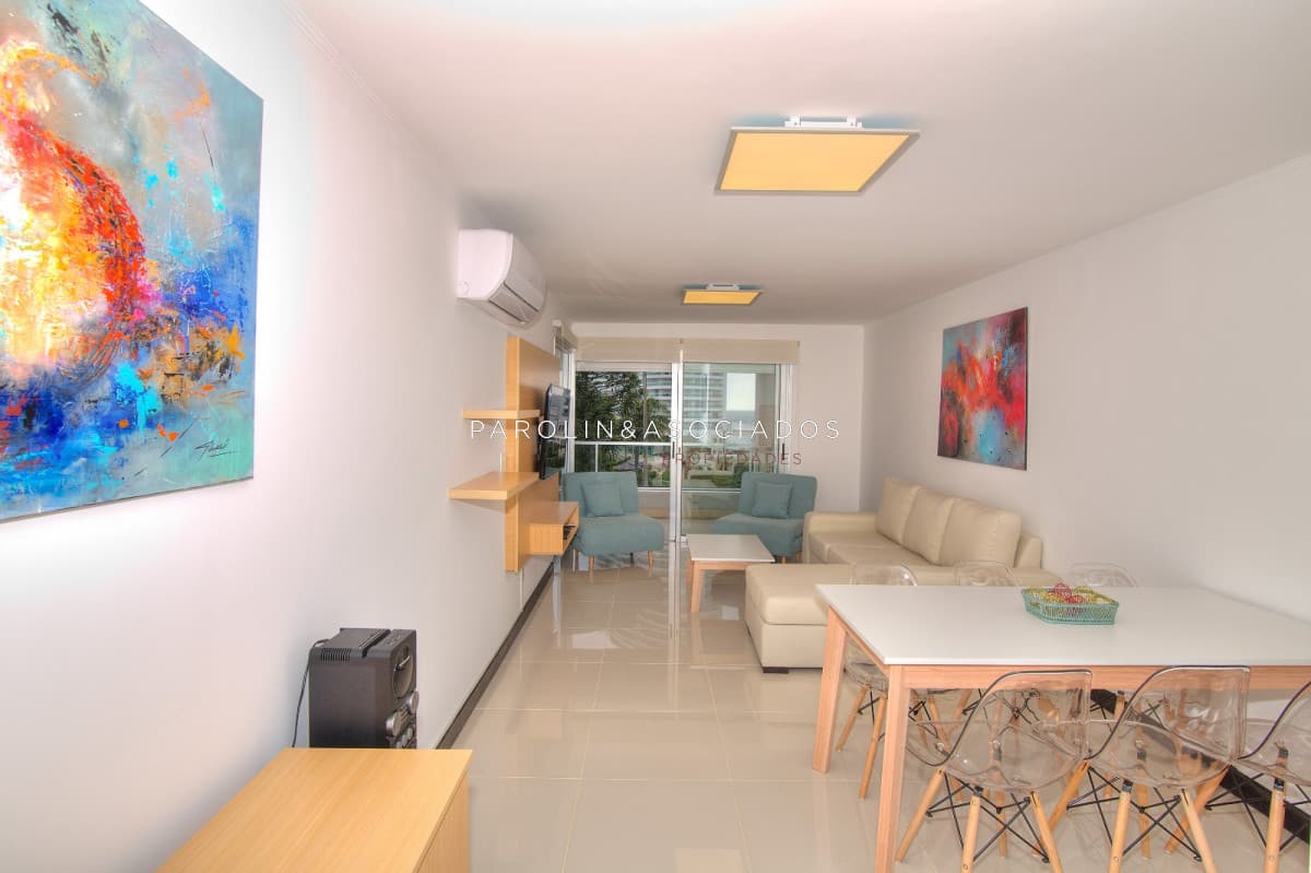 Apartamento en venta de 2 dormitorios en Playa Mansa, Punta del Este.