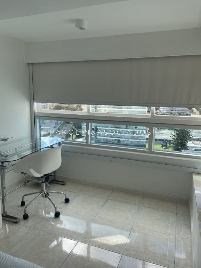 Apartamento en venta de 3 dormitorios en Beverly Tower, Punta del Este.
