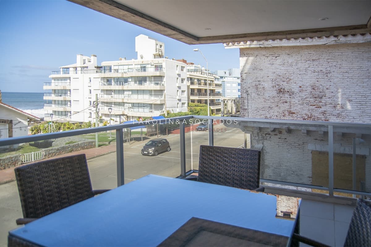 Apartamento de 3 dormitorios con parrillero en venta, edificio nuevo en la Peninsula, Punta del Este.