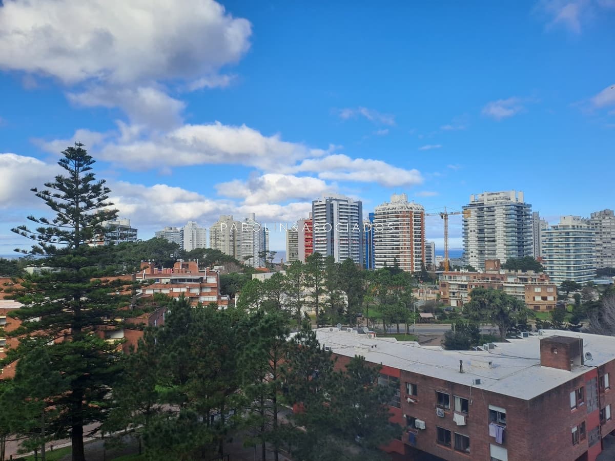 Vende apartamento de 3 dormitorios y excelentes amenities en Mansa Punta del Este