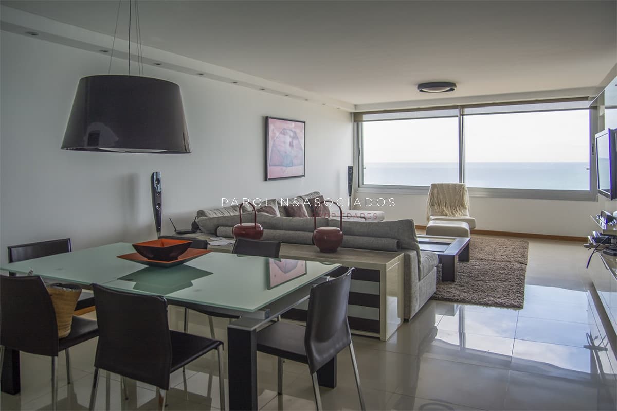 Apartamento en venta de 3 dormitorios en Tiburón, Playa Brava Punta del Este.