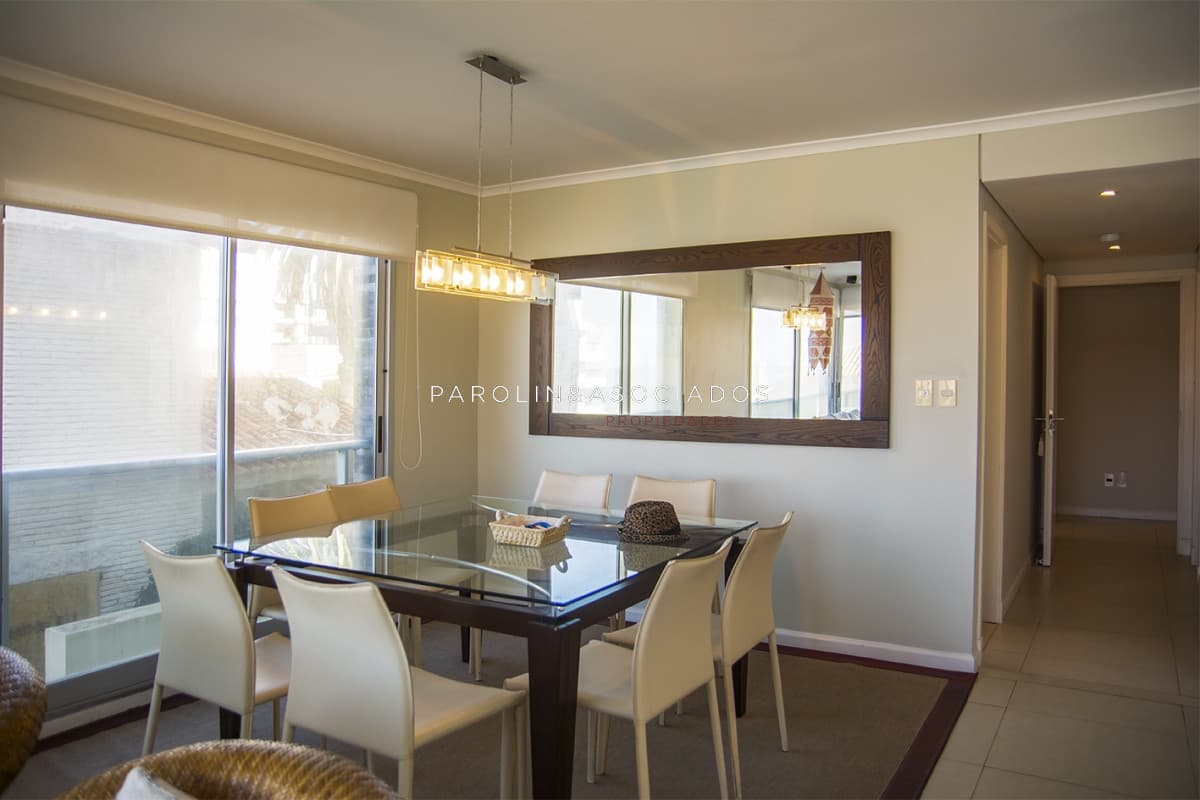Apartamento de 3 dormitorios con parrillero en venta, edificio nuevo en la Peninsula, Punta del Este.