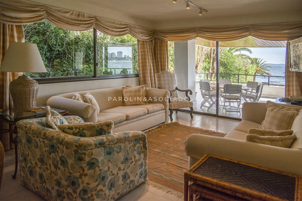 Apartamento de 4 dormitorios en venta con vista al mar en edificio Amarras del Sol, Punta del Este.