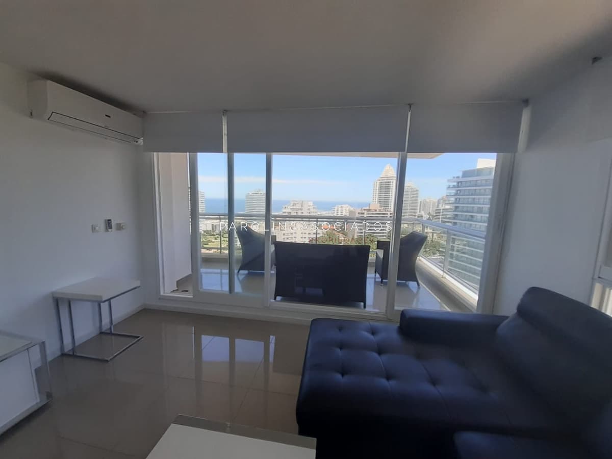 Apartamento en venta en Torre One a metros de Playa Brava, Punta del Este.