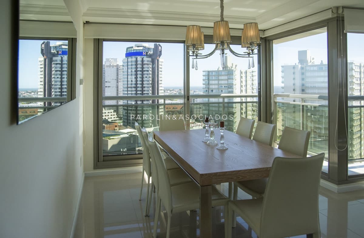 Apartamento en venta con vista al mar en Torre Imperiale, Punta del Este.