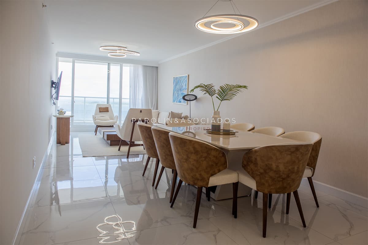 Apartamento en Mansa - Punta del Este en venta de 3 dormitorios.