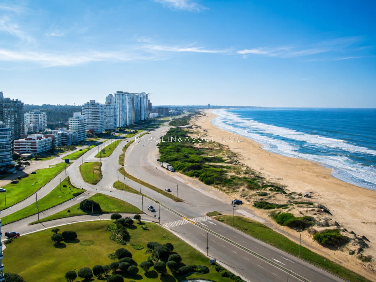 Venta Apartamento 3 dormitorios en Playa Brava, Punta del Este frente al mar