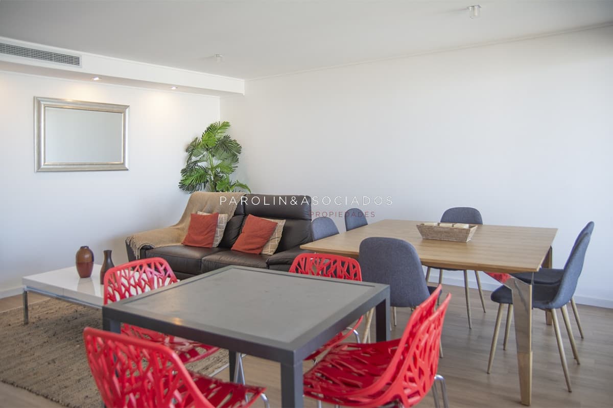Apartamento en venta de 2 dormitorios en Alexander Boulevard, Punta del Este.