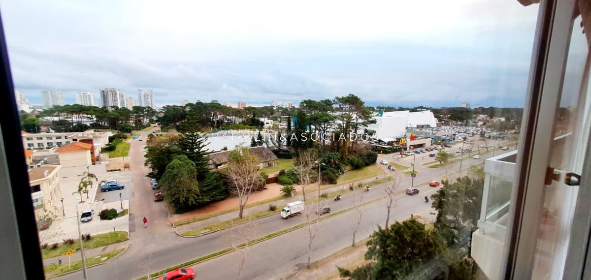 Hermoso apartamento en venta con agradable vista en Punta del Este.