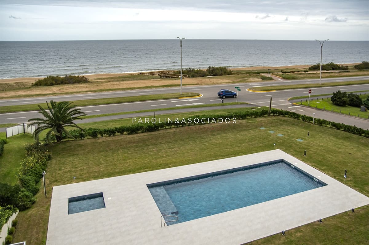 Apartamento de 2 dormitorios en primera linea de la mansa