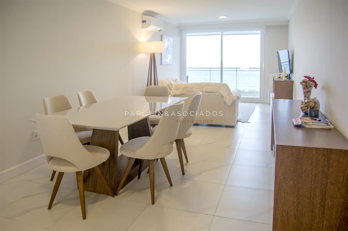 Apartamento de 2 dormitorios en primera linea de la mansa