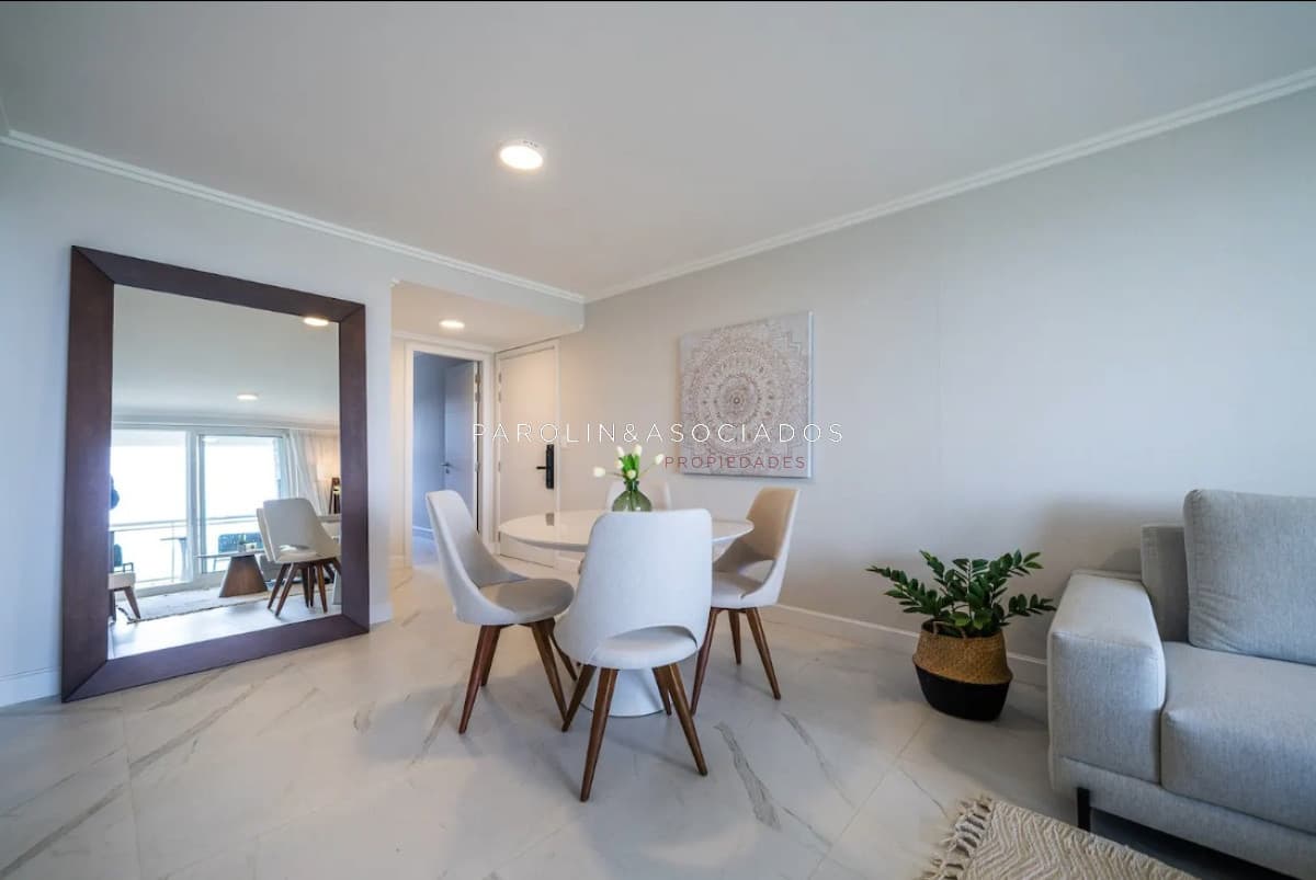 Apartamento en Alquiler de 2 dormitorio frente al Mar en Edificio Cruceros, Punta del este , Playa Mansa