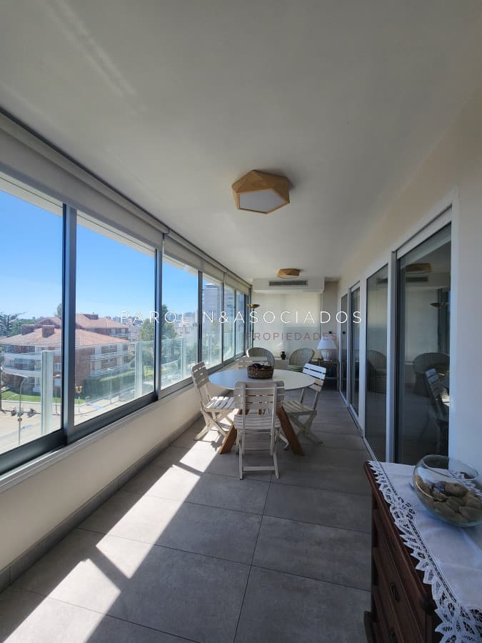 Apartamento en venta de 3 dormitorios en edificio Campidoglio II, Punta del Este.