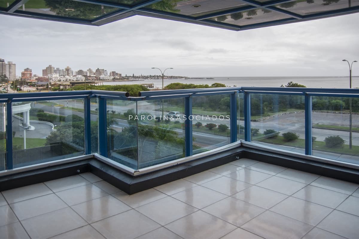 Apartamento en venta de 3 dormitorios en Beverly Tower, Punta del Este.