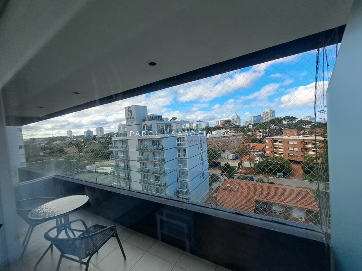 Vende apartamento de 3 dormitorios y excelentes amenities en Mansa Punta del Este