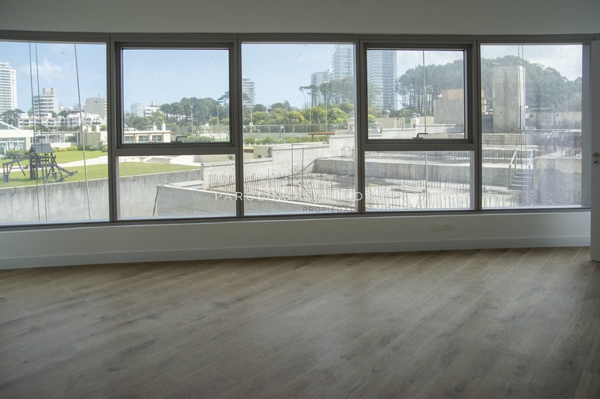 Apartamento en venta en primera fila de playa Brava, Trump Tower.