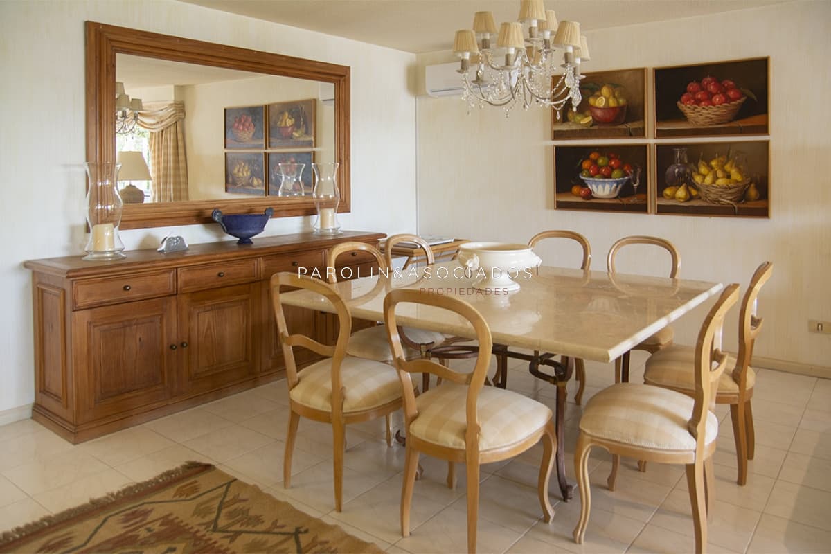 Apartamento de 4 dormitorios en venta con vista al mar en edificio Amarras del Sol, Punta del Este.