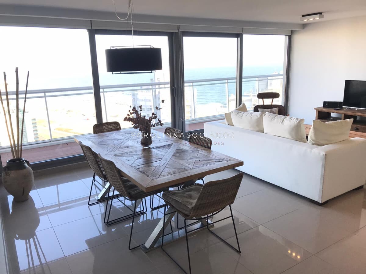 Apartamento de 2 suites en venta en edificio Onix, Punta del Este.