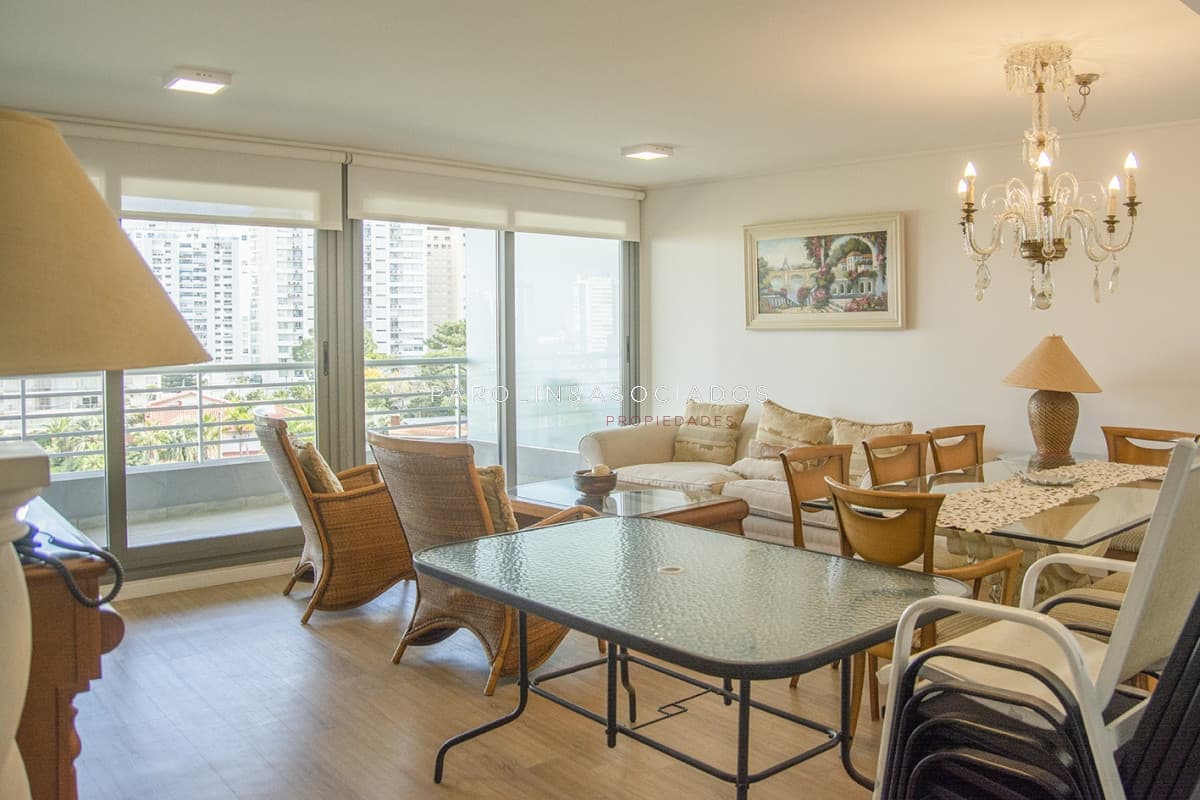 Apartamento de 2 dormitorios en venta en Alexander Boulevard, Punta del Este.