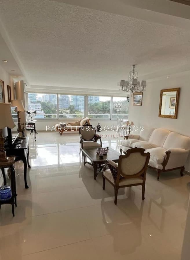 Apartamento de 3 dormitorios en venta en Torre Tiburón, Punta del Este
