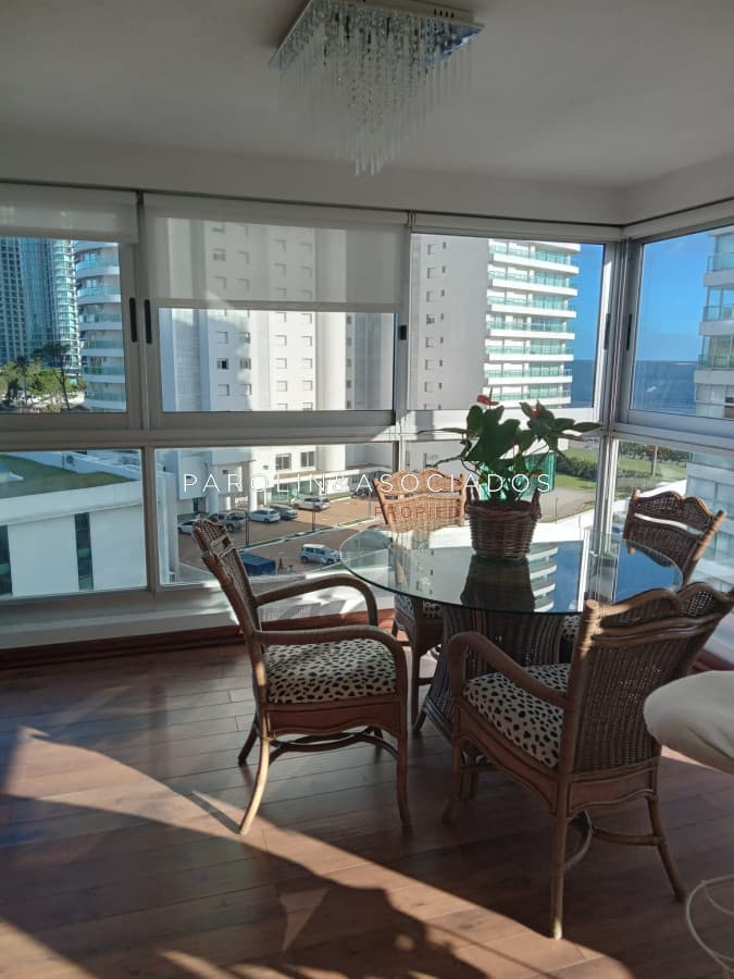 Departamento en venta de 3 Dormitorios en Lincoln Center, Playa Mansa Punta del Este