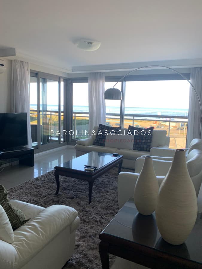 Hermoso apartamento en venta con agradable vista. Torre Imperiale, Punta del Este